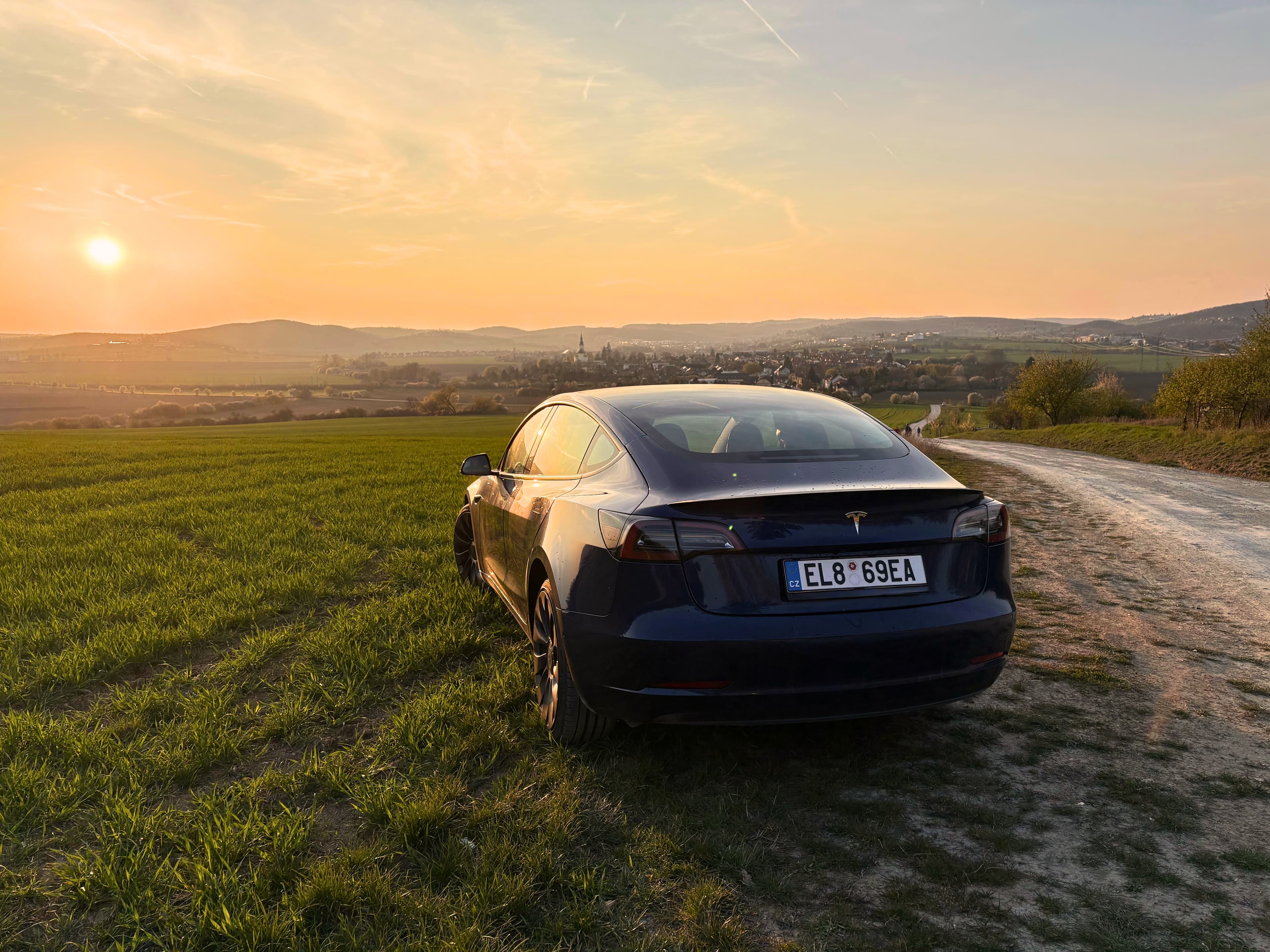 Tesla Model 3 – zadní tři čtvrtě