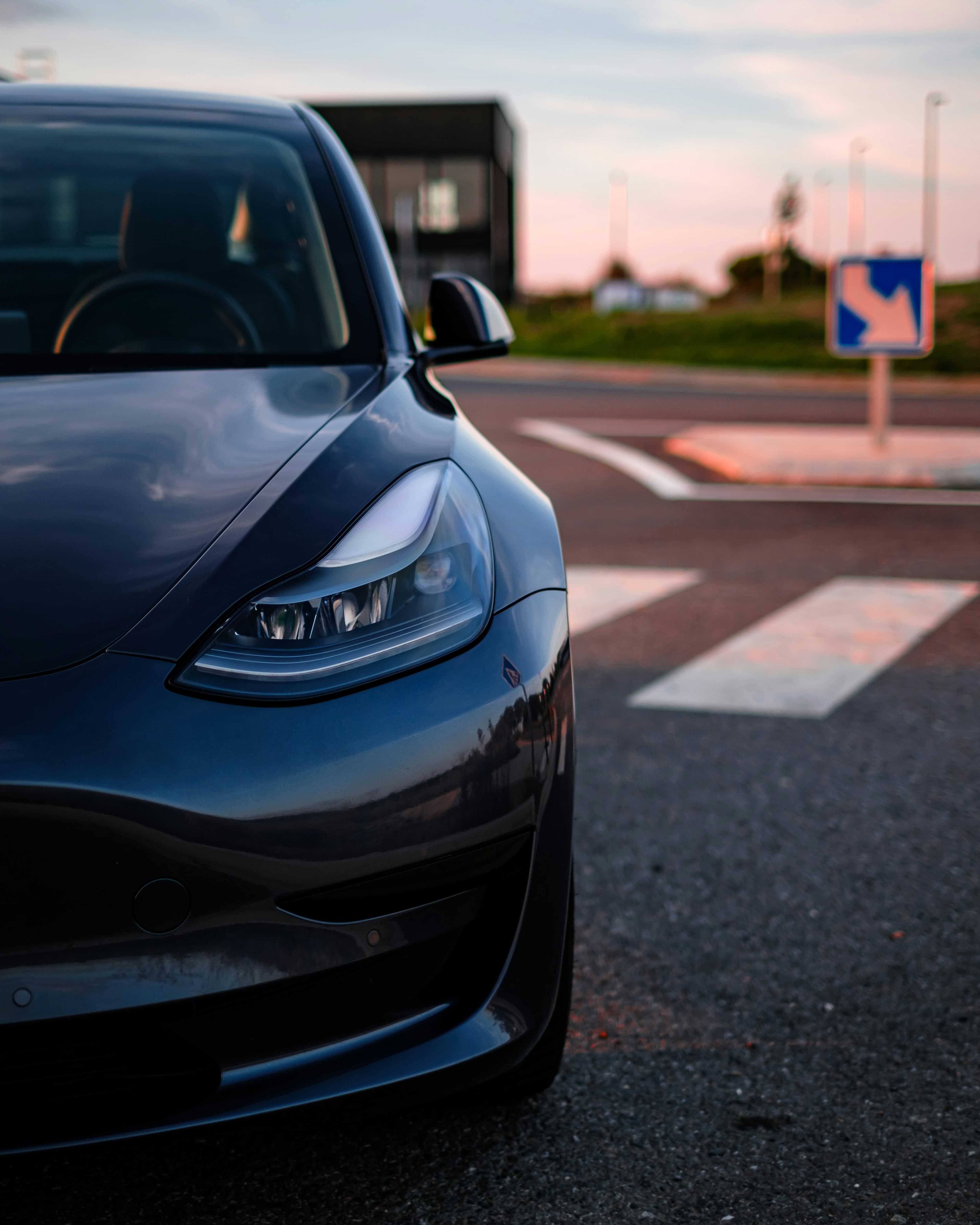 Detail přední části Tesla Model 3