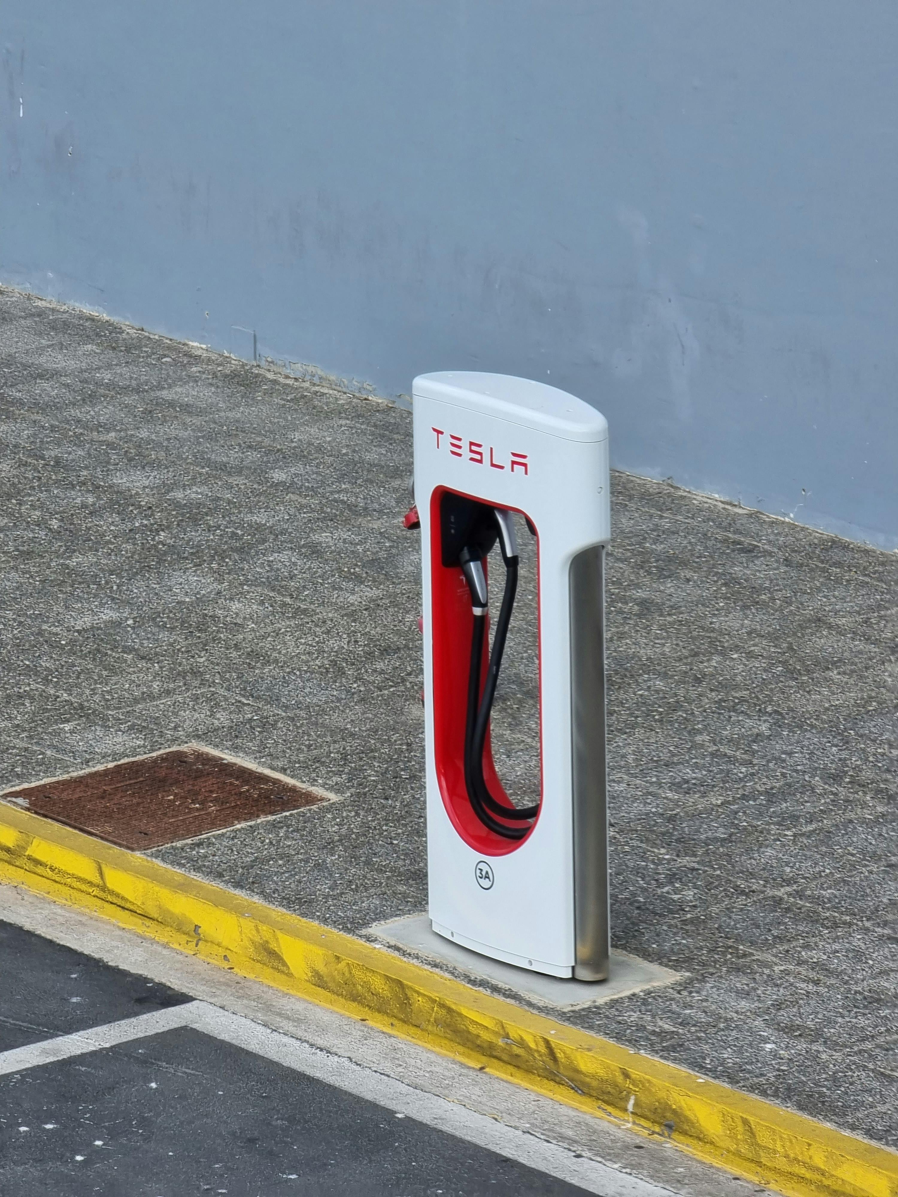Tesla Supercharger u dálnice