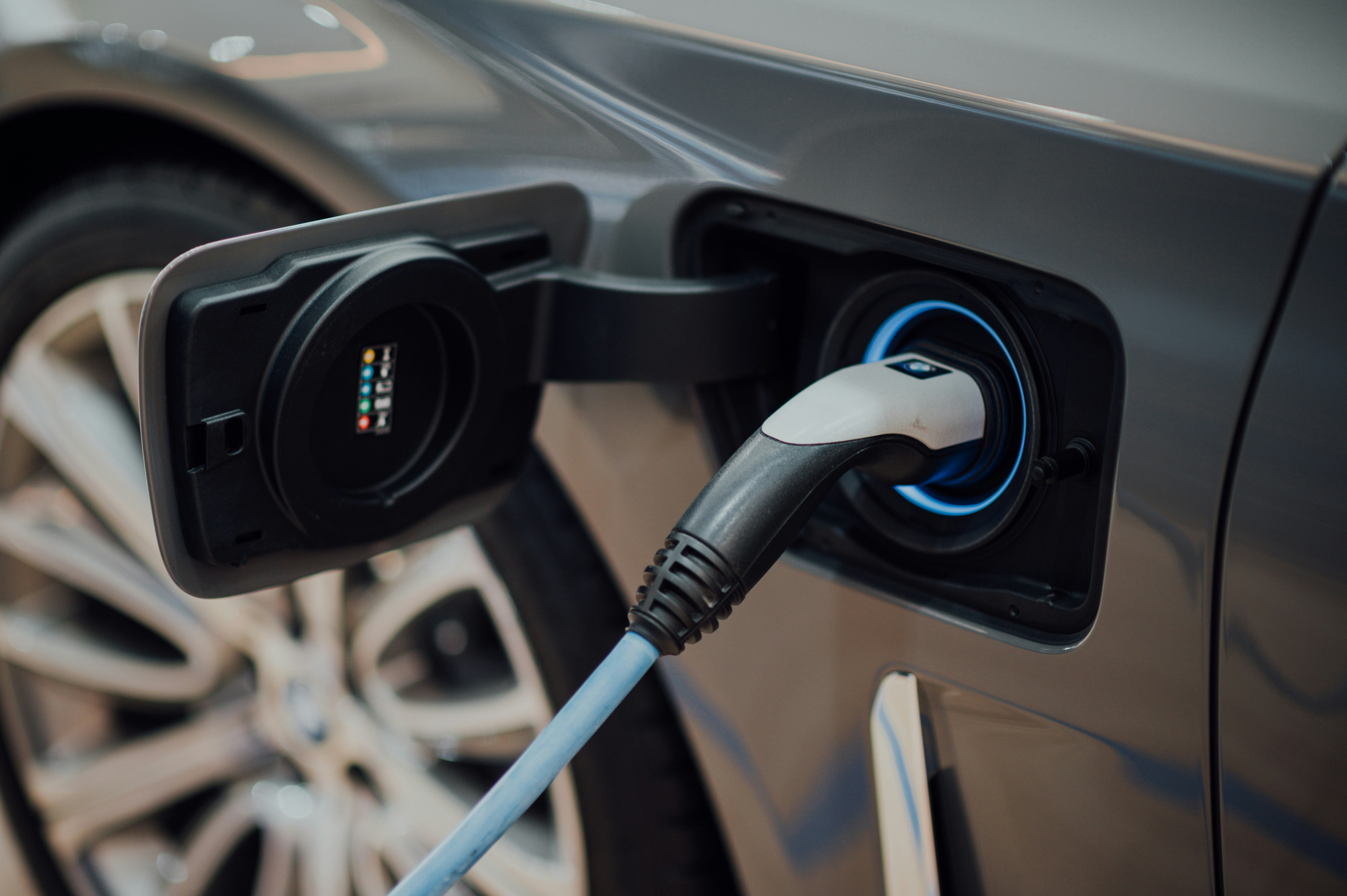 Analýza TCO 2026: Proč je ojetá Tesla ekonomičtější než benzínová Octavia?