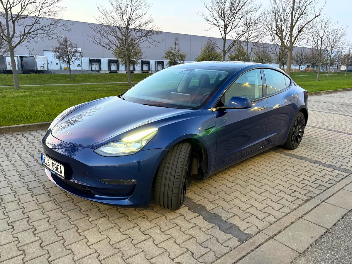 Tesla Model 3 Performance zaparkovaná u areálu v Brně